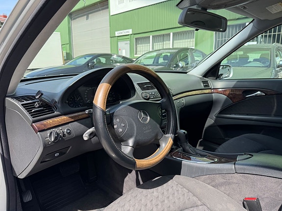Mercedes-Benz E200 10 of 16