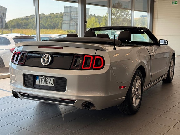 Ford Mustang 3 of 5