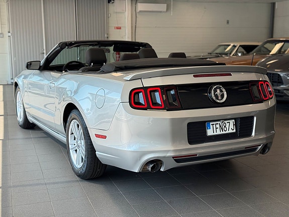 Ford Mustang 4 of 5