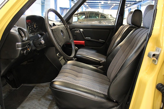Mercedes-Benz W123 6 of 12