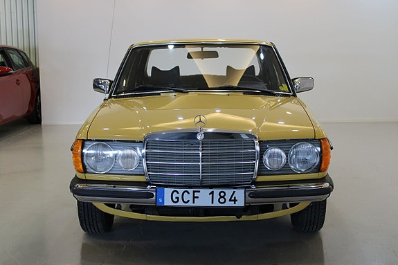 Mercedes-Benz W123 2 of 5