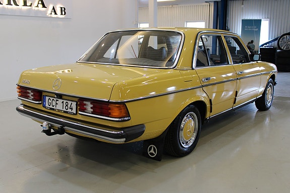 Mercedes-Benz W123 4 of 5