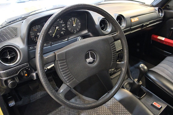 Mercedes-Benz W123 8 of 12