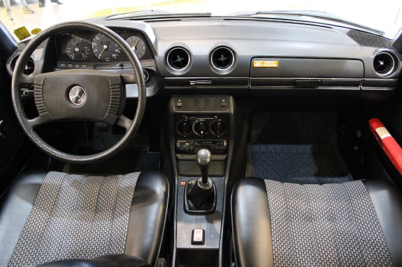 Mercedes-Benz W123 11 of 12