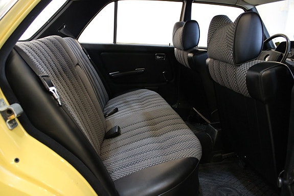 Mercedes-Benz W123 10 of 12