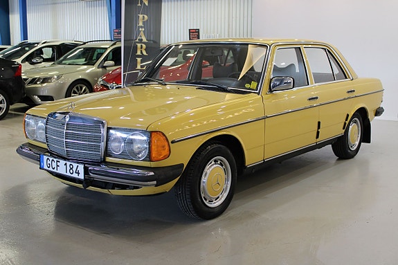 Mercedes-Benz W123 3 of 5