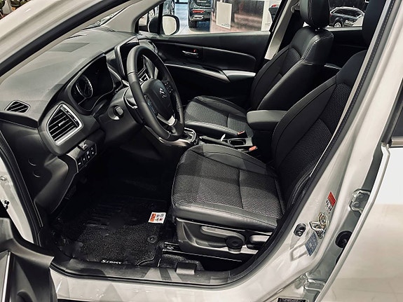 Suzuki S-Cross 3 of 5