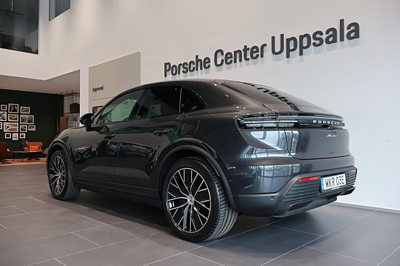 Porsche Macan 4 3 of 5