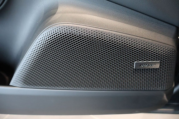 Porsche Macan 4 9 of 10