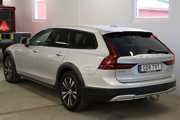 Volvo V90 Cross Country 2 of 5