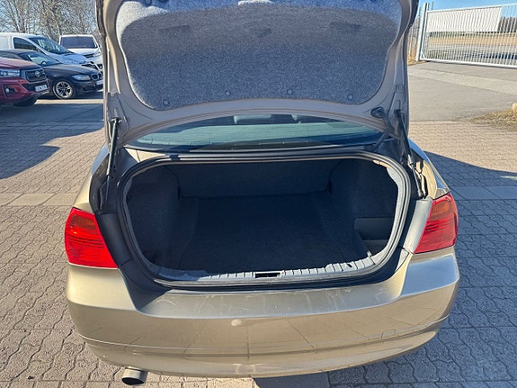 BMW 320 9 of 16