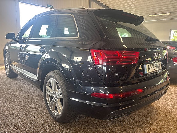 Audi Q7 12 of 12