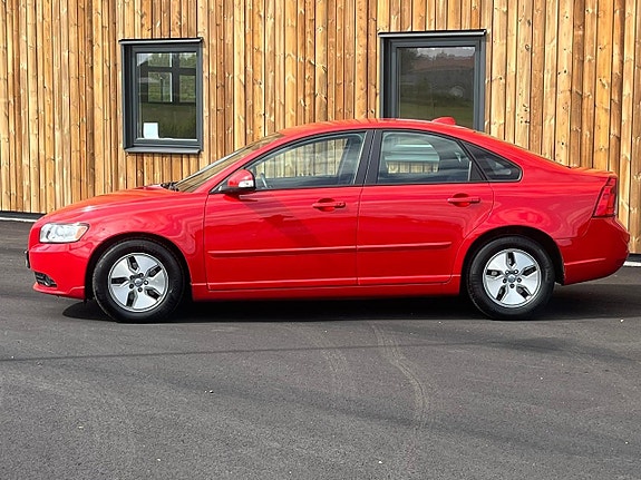 Volvo S40 2 of 5