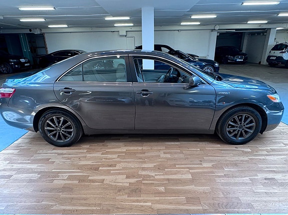 Toyota Camry 3 of 5