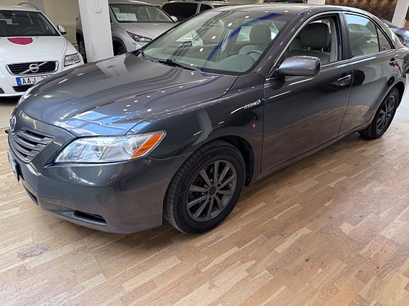 Toyota Camry 2 of 5