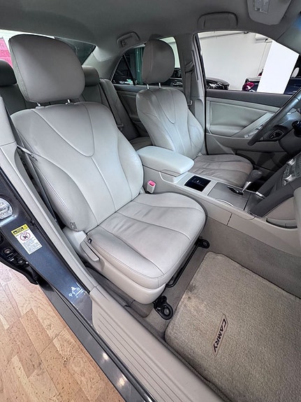Toyota Camry 8 of 20
