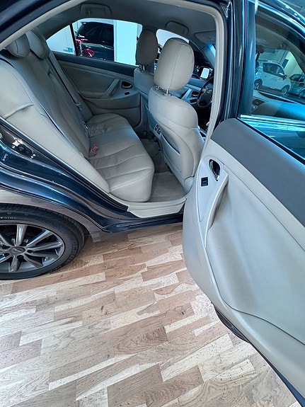 Toyota Camry 9 of 20