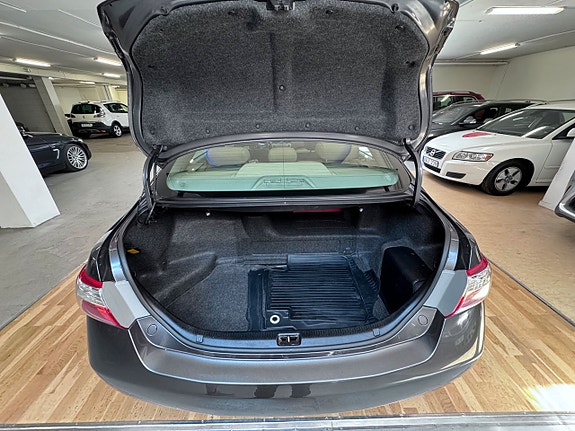 Toyota Camry 15 of 20