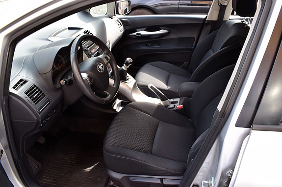 Toyota Auris 2 of 10