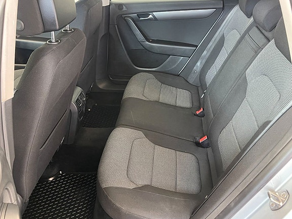 Volkswagen Passat 9 of 14