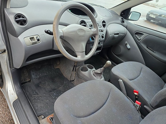 Toyota Yaris 7 of 11