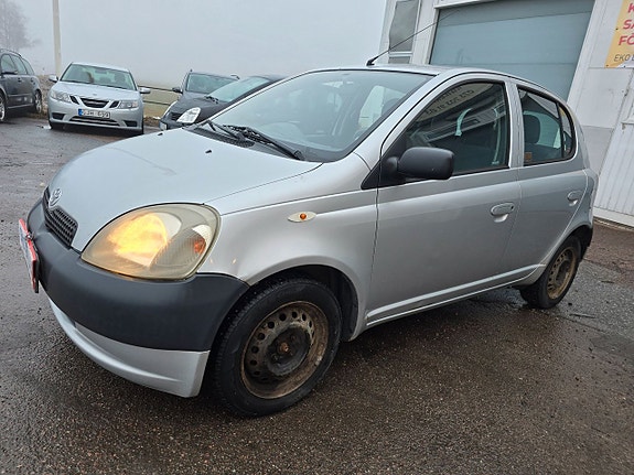 Toyota Yaris 2 of 5