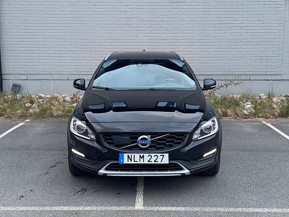 Volvo V60 Cross Country 2 of 5