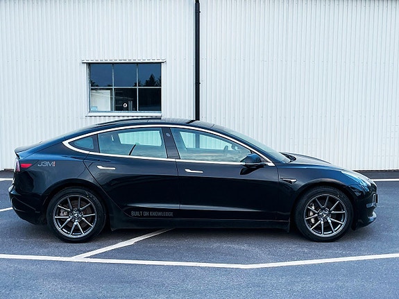 Tesla Model 3 7 of 14