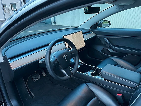 Tesla Model 3 11 of 14