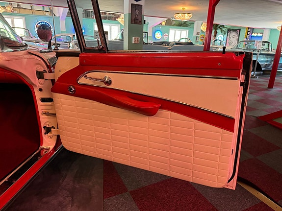 Ford Fairlane 12 of 24