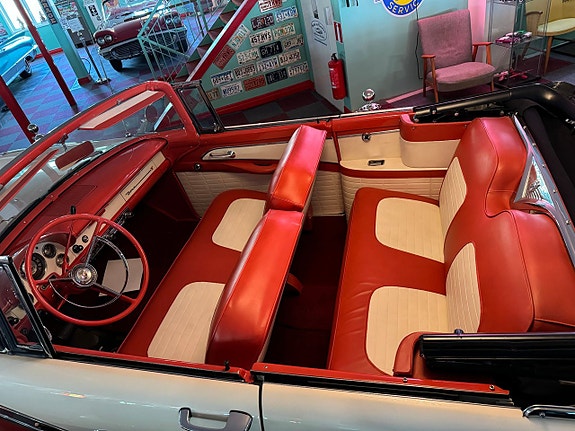 Ford Fairlane 9 of 24