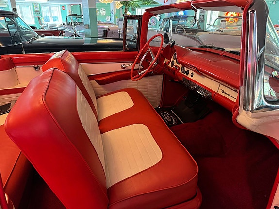 Ford Fairlane 13 of 24