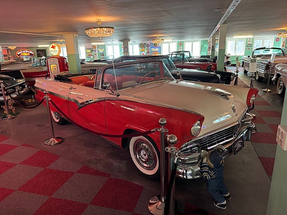 Ford Fairlane 3 of 5