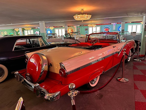 Ford Fairlane 6 of 24