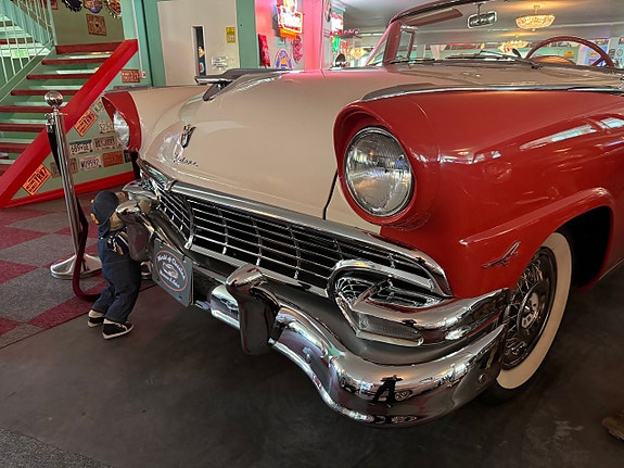 Ford Fairlane 4 of 5