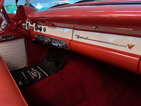 Ford Fairlane 14 of 24