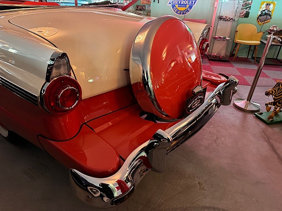 Ford Fairlane 8 of 24