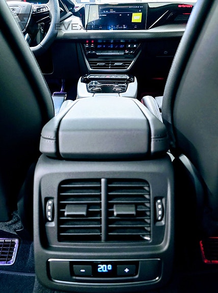 Audi e-tron 18 of 23