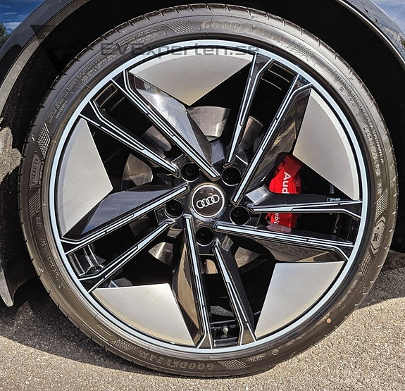 Audi e-tron 10 of 23