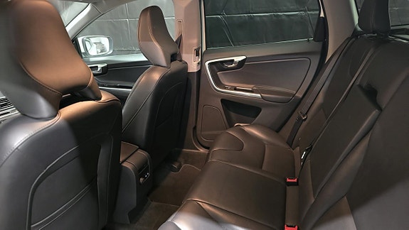 Volvo XC60 10 of 25