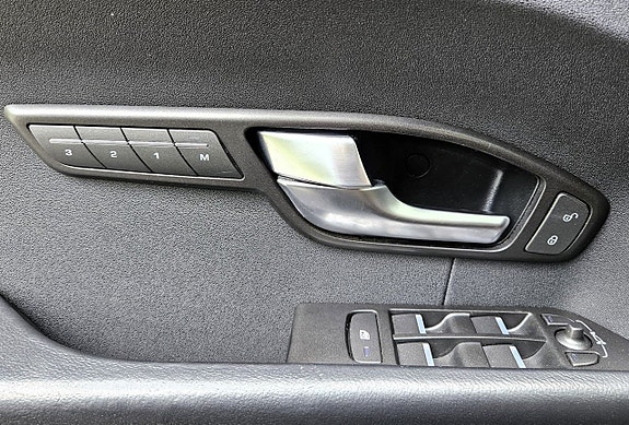 Land Rover Range Rover Evoque 16 of 23