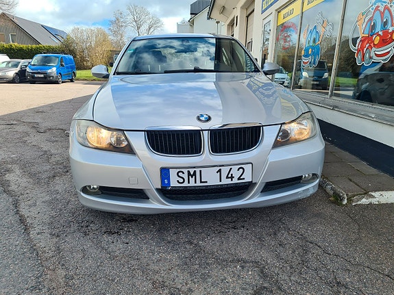 BMW 318 2 of 5