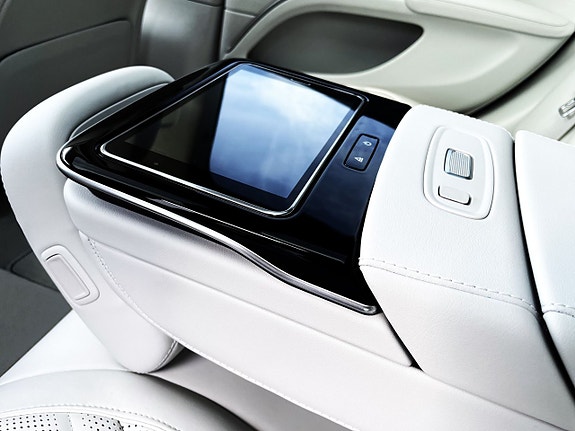 Mercedes-Benz EQS580 8 of 9
