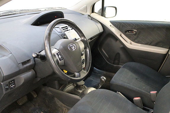 Toyota Yaris 9 of 9