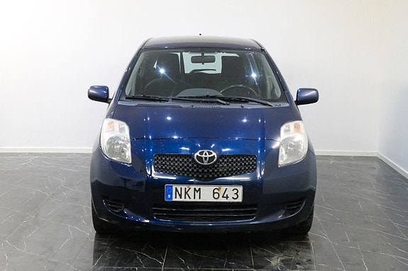 Toyota Yaris 3 of 9