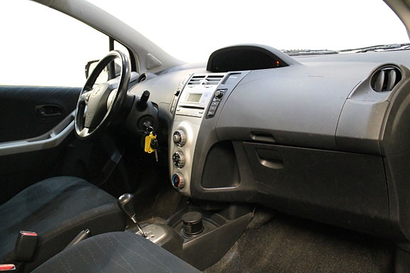 Toyota Yaris 8 of 9
