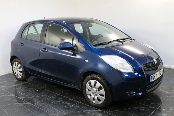Toyota Yaris 2 of 9