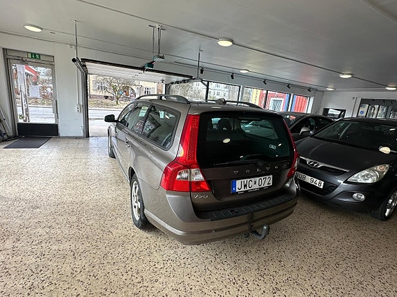 Volvo V70 3 of 12
