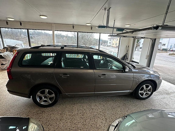 Volvo V70 2 of 12