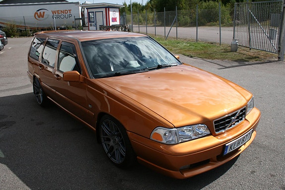 Volvo V70 2 of 17
